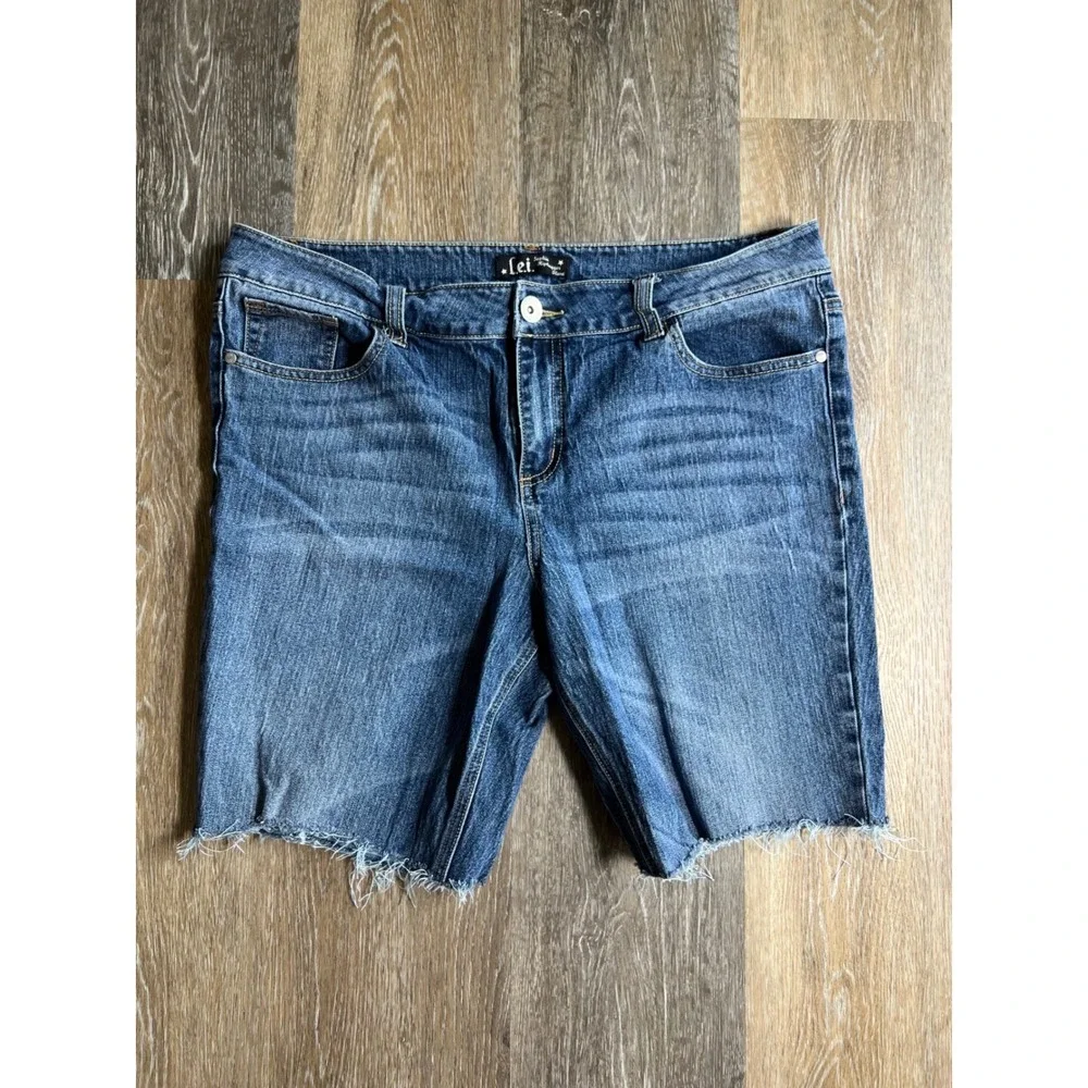 L.E.I. Sophia Hiphugger Shorts Juniors‎ 17 Blue Excellent Frayed Hem Bermuda